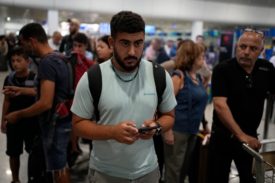 Rezervista Nir Ekhaus čeka let za Izrael na aerodromu u Atini, Grčka, 10. oktobra