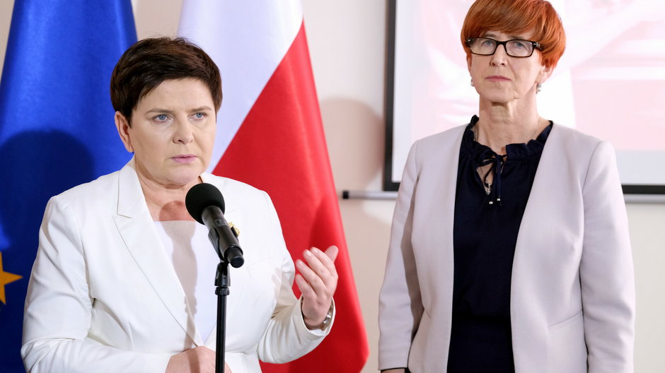 Była premier Beata Szydło i była minister Rodziny i Polityki Społecznej Elżbieta Rafalska na konferencji prasowej w 2019 r.