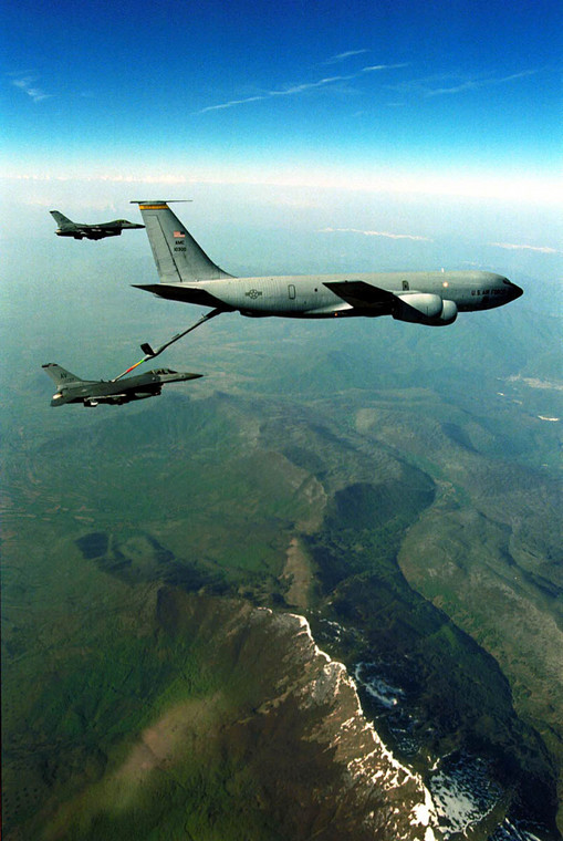 Amerykańskie F-16 tankują w powietrzu podczas misji NATO nad Bośnią w maju 1999 r.