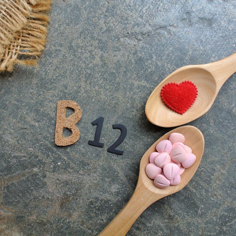Witamina B12 - niedobór, nadmiar, ceny suplementów, źródła witaminy B12.  Jaką pełni rolę w organizmie?
