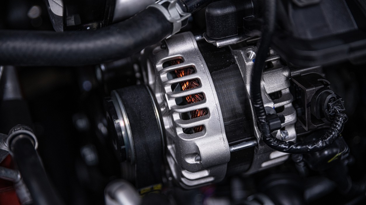 Päť varovných signálov, že alternátor vo vašom aute odchádza. Ignorovanie stojí stovky eur. 