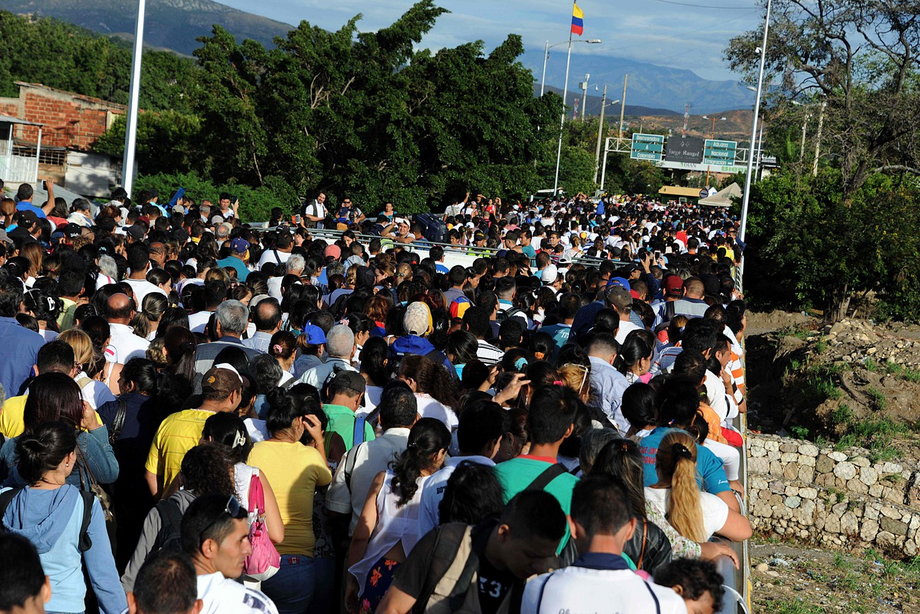 Setki Wenezuelczyków czekają na otwarcie granicy z Kolumbią