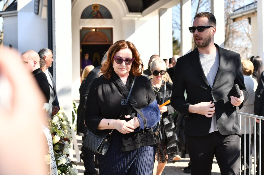 Ana Bekuta na sahrani Saše Popovića