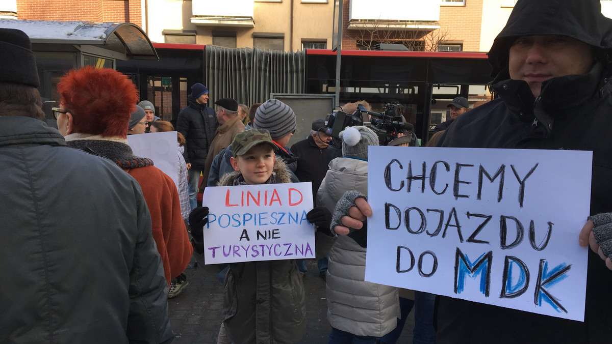 Protest mieszkańców wrocławskiej Kleciny przyniósł efekt. Od 2 lipca linia autobusowa D będzie jeździć jak dawniej – przez Krzycką i Powstańców Śląskich. Dziś autobusy D zatrzymują się także na przystankach przy Sowiej, Skarbowców, Racławickiej i Gajowickiej. Niedługo ma się to zmienić.