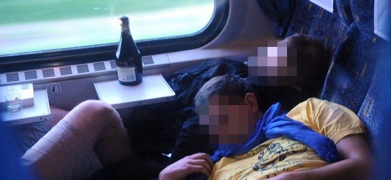 Zobacz, jak działacze Platformy "świętowali" w pociągu
