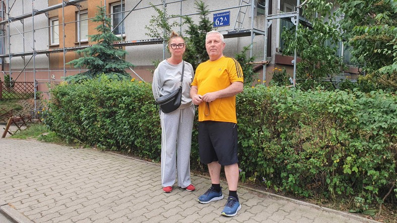 Anna i Robert w pobliżu spalonego bloku w Ząbkach