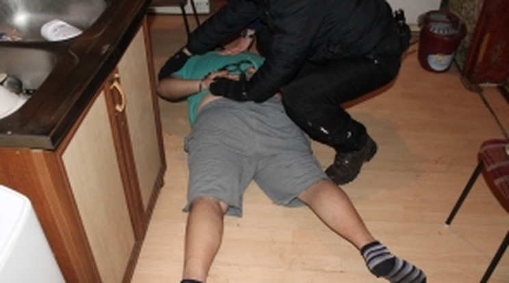 A férfi a konyhájában, a főzőcskézés mellett kutyulta a drogot / Fotó: Police.hu