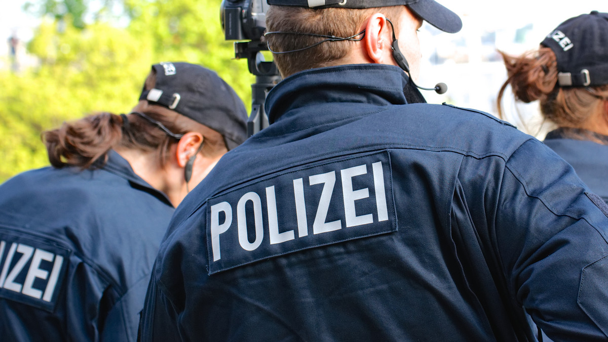 Austriacka policja poinformowała, że poszukiwany Europejskim Nakazem Aresztowania i zatrzymany w Warszawie Arkadiusz Ł., ps. "Hoss", jest podejrzany o wyłudzenie wraz z synem metodą "na wnuczka" ponad miliarda euro w Austrii, Niemczech i Szwajcarii.