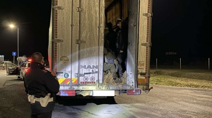 55 illegális határátlépő rejtőzött a teherautó rakterében / Fotó: police.hu