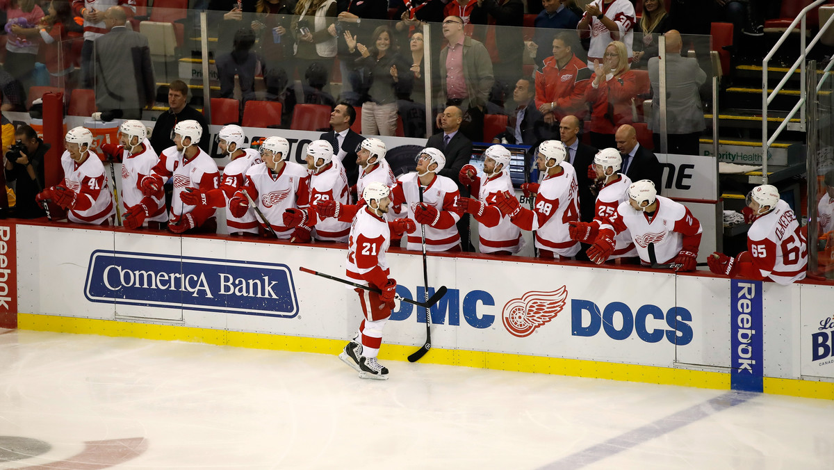 Detroit Red Wings pokonali St. Louis Blues 2:1 po rzutach karnych i wspólnie z Montreal Canadiens są posiadaczami najdłuższej pozytywnej serii w lidze wynoszącej sześć kolejnych zwycięstw. Kanadyjczycy w tej serii spotkań wygrali z Tampa Bay Lightning 3:1.