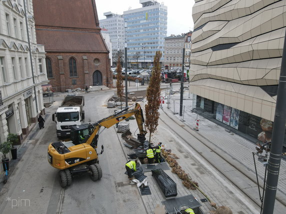 Na Al. Marcinkowskiego dotarł pierwszy transport nowych drzwi fot. PIM