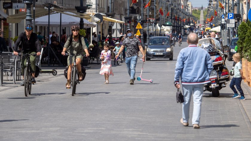 Przez całe wakacje ma obowiązywać nakaz noszenia maseczek w zamkniętych pomieszczeniach