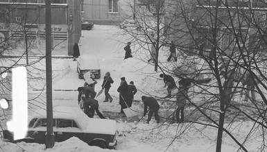 Tunele w śniegu, miejscy narciarze. PRL-owski armageddon czyli "zima stulecia"