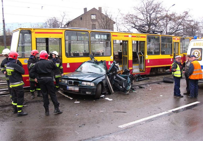 WYPADEK BMW I TRAMWAJU KIEROWCA BMW ZMARL