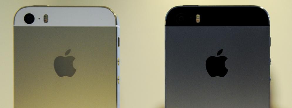 <b>Miejsce 3. iPhone 5S</b>
<br><br>
Apple konsekwentnie opiera się trendowi dotyczącemu coraz większych ekranów. Gigantowi z Cupertino nie przeszkodziło to jednak w stworzeniu jednego z najpopularniejszych, najlepszych i najdroższych smartfonów na rynku.
<br>
<br>Specyfikacja: 5/6
<br>Design: 6/6
<br>Cena/Jakość: 3/6
<br><b>Ocena: 5/6</b>