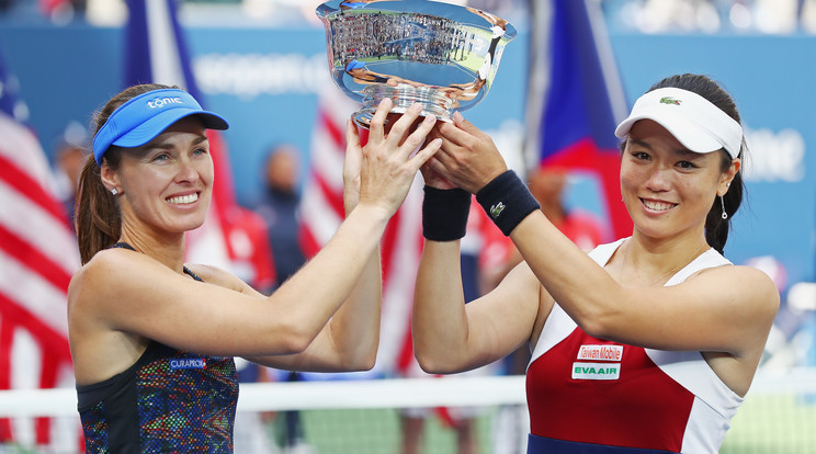 Hingis (balra) a kínai Csan Jungzsannal nyerte meg a női párost. Vegyes párosban is első lett /Fotó: GettyImages