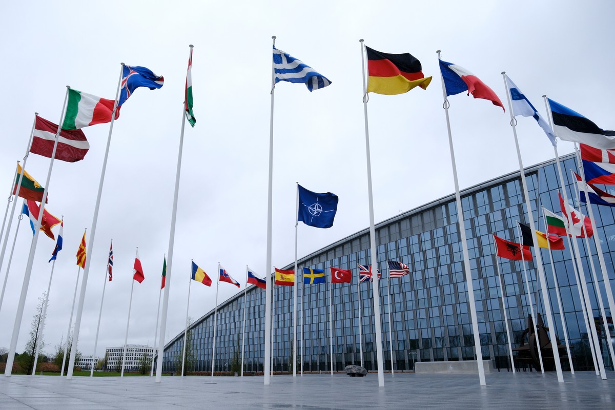 Flagi państw członkowskich przed siedzibą NATO