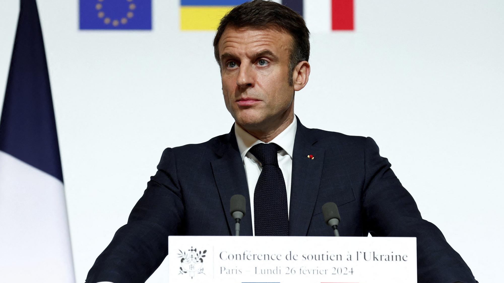 Francúzsky prezident Emmanuel Macron nevylučuje vyslanie vojakov na Ukrajinu.