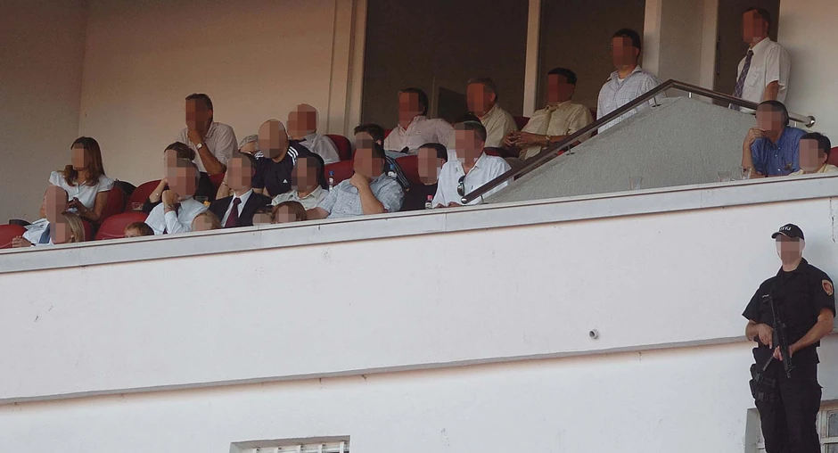 Delegat prati događaje iz lože ili komandne sobe, u kontaktu je sa policijom, i komunicira sa komesarom za bezbednost