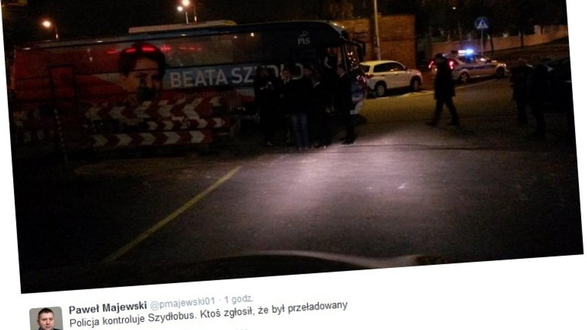 Jak poinformował na Twitterze wicerzecznik PiS Krzysztof Łapiński, tuż po debacie Kopacz-Szydło policja skontrolowała Szydłobus. Jak napisał Łapiński, policja miała dostać zgłoszenie, że autokar jest przeładowany. Zdarzenie potwierdził na swoim Twitterze dziennikarz "Rzeczpospolitej" Paweł Majewski.