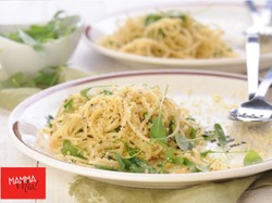 Nęcące zapachem spaghetti z migdałowym parmezanem, oregano i rukolą PRZEPIS
