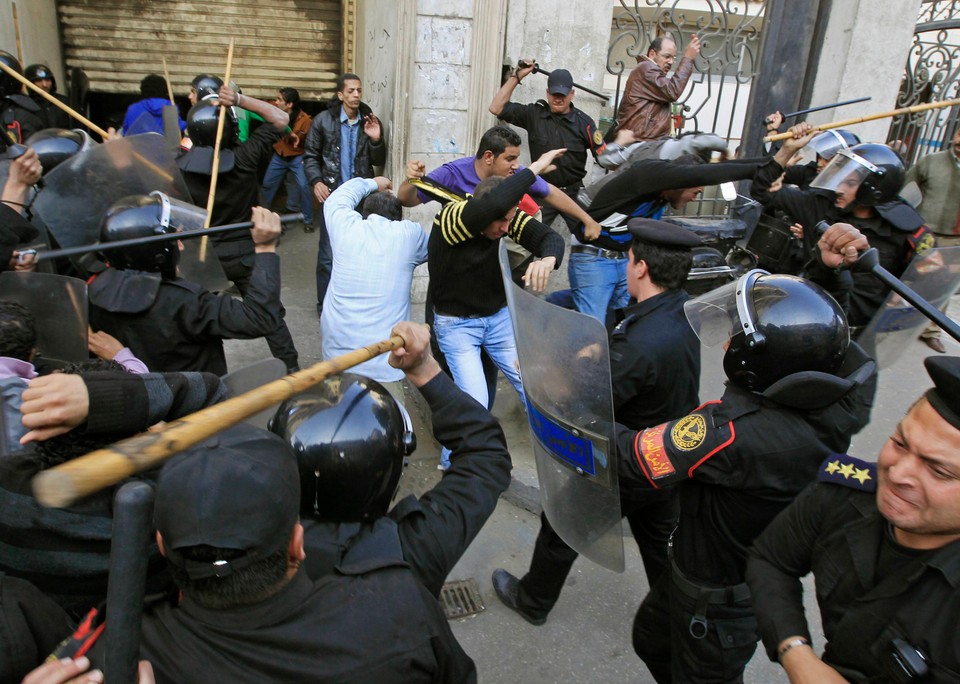 Riot police clash with protesters in Cairo