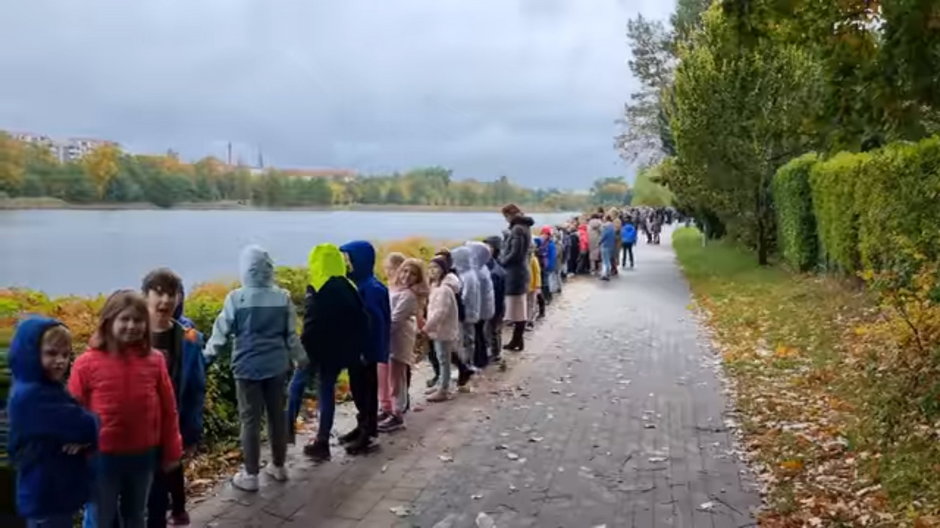 Niezwykła akcja nad jeziorem Długim. Utworzyli ''ludzki łańcuch'', aby pomóc małej Kindze chorej na SMA