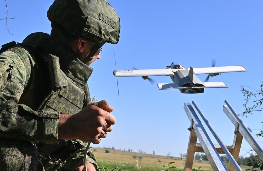Ruski vojnik lansira dron