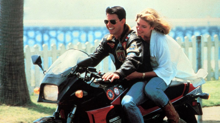 Tom Cruise jako Porucznik Pete "Maverick" Mitchell i Kelly McGillis jako Charlotte "Charlie" Blackwood w filmie "Top Gun"