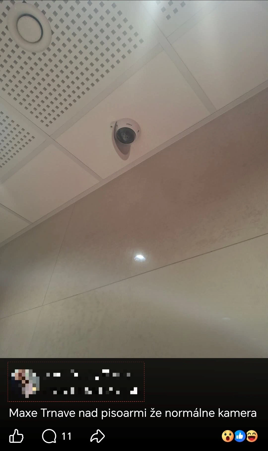 Všimol si ju priamo nad pisoármi.