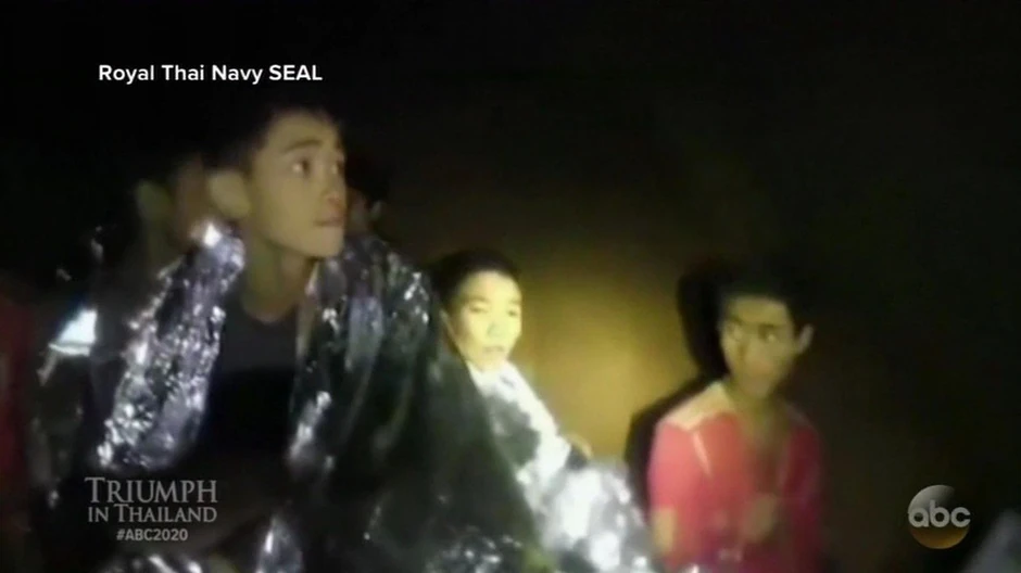 Adul govori tajlandski, mjanmarski, kineski i engleski, igra fudbal i svira klavir i gitaru