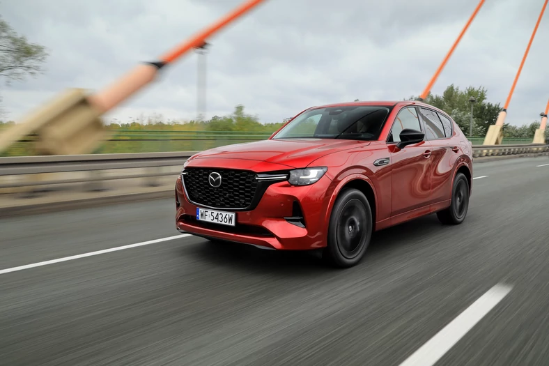 Precyzyjny układ kierowniczy, niemal idealny międzyosiowy rozkład mas i sztywno zestrojone podwozie sprawiają, że Mazda CX-60 pewnie pokonuje zakręty.