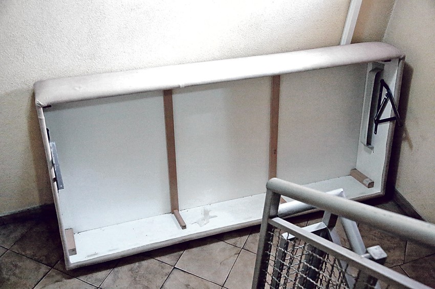 Fotoreporteri „Blica“ uslikali su juče deo kreveta korišćenog za prenos tela