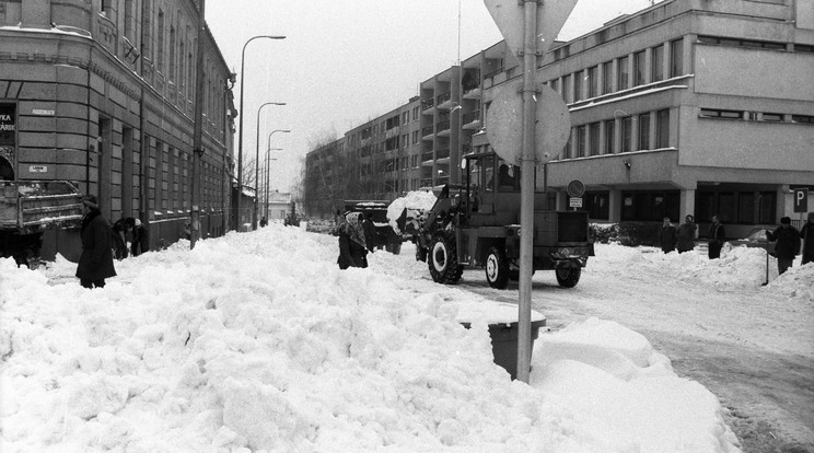 Tapolcán így belepte a hó Lenin teret 87 januárban / Fotó: Fortepan-Szalay Zoltán