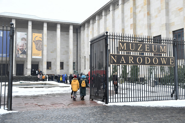 Kolejka przed Muzeum Narodowym w Warszawie