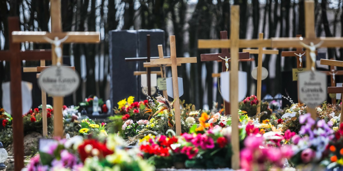 Plan zwiększenia zasiłku pogrzebowego do 7 tys. zł nie zostanie zrealizowany. W okresie styczeń-kwiecień tego roku KRUS wypłaciła zasiłki na kwotę 88 383 697 zł. W porównaniu rok do roku w kwietniu wypłacono zasiłków o 67 proc. więcej - informuje Farmer.pl.