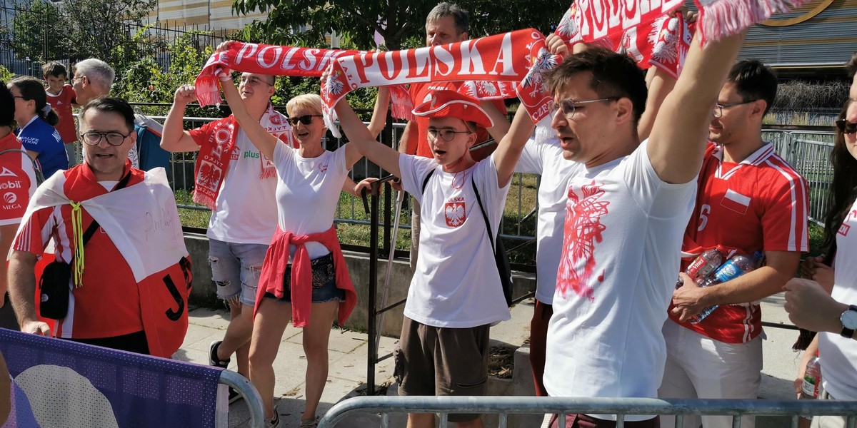 Polscy kibice przed olimpijskim finałem w Paryżu.