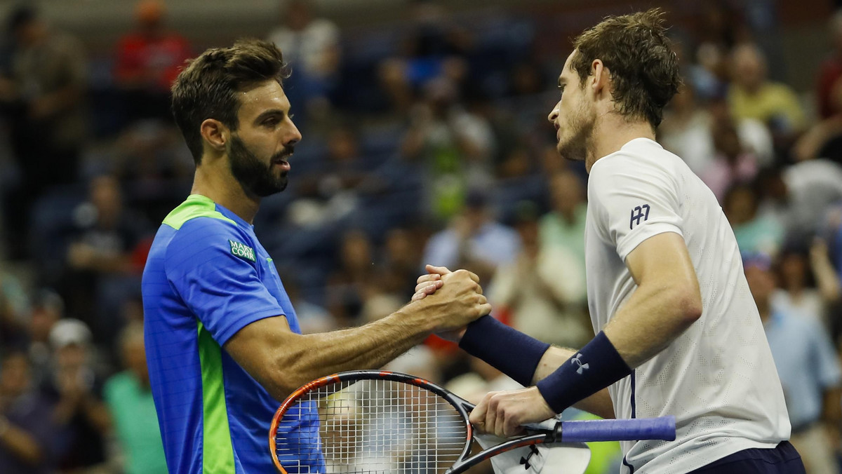 Przy zamkniętym dachu na korcie Arthura Ashe'a Andy Murray pokonał w czwartek Marcela Granollersa 6:4, 6:1, 6:4 i awansował do trzeciej rundy US Open. W przeciwieństwie do tenisistów rozgrywających swoje mecze na innych arenach, panowie nie musieli obawiać się opadów deszczu.