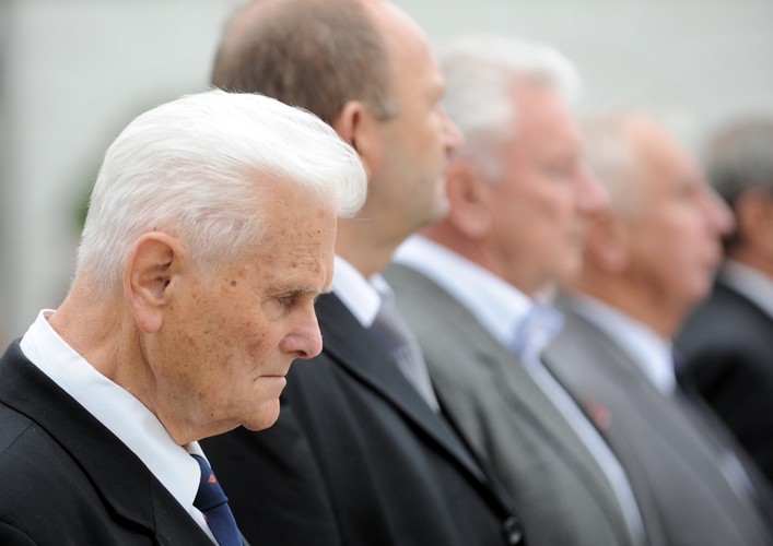 Były rzecznik Interesu Publicznego Bogusław Niezieński (L) uczestniczy w warcie honorowej przed Pałacem Prezydenckim