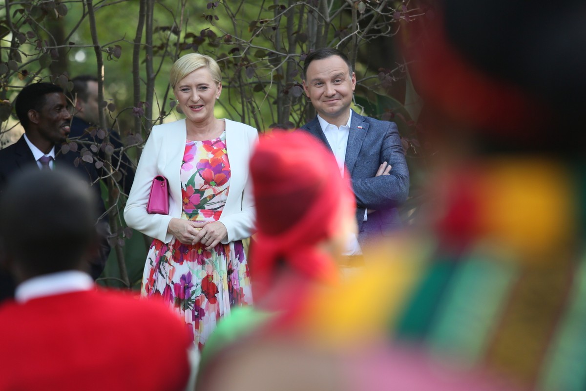 Prezydent RP Andrzej Duda z małżonką Agatą Kornhauser-Dudą podczas wizyty w szkole prowadzonej przez polskie misjonarki i współfinansowanej w ramach polskiej pomocy rozwojowej, 7 bm. w Alemtenie