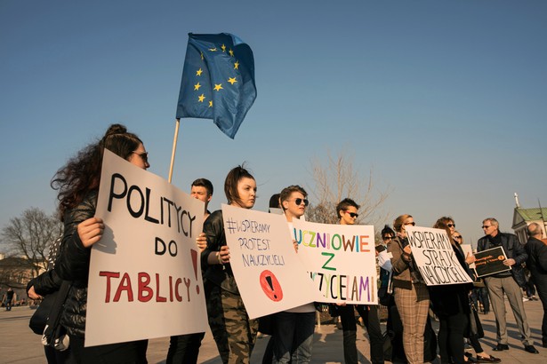 Pozostaje więc mieć nadzieję, że strajk nauczycieli – pierwszy od wielu lat protest o tak dużej skali – będzie jednak dla wszystkich lekcją walki o swoje prawa.