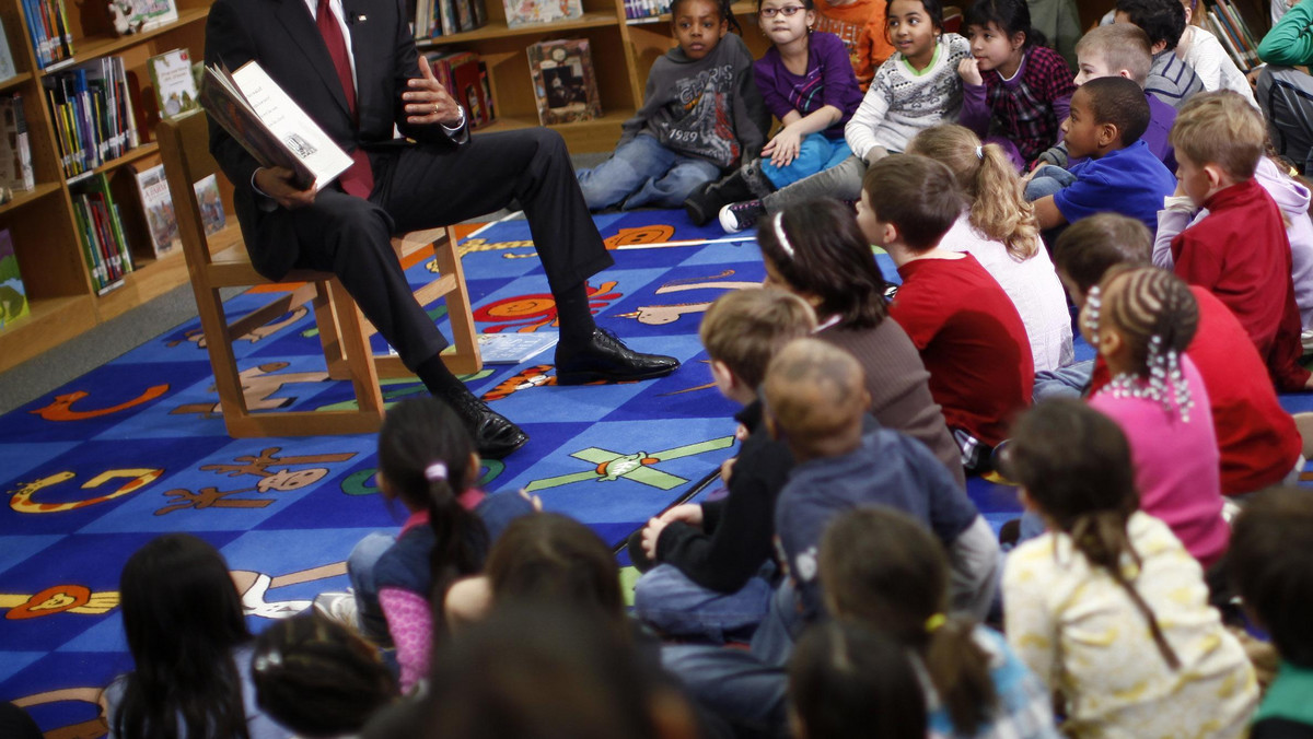 Prezydent Barack Obama odwiedził szkołę podstawową w Arlington w stanie Wirginia, gdzie około 40 zachwyconym drugoklasistom czytał w bibliotece fragmenty swej nowej książki dla dzieci.