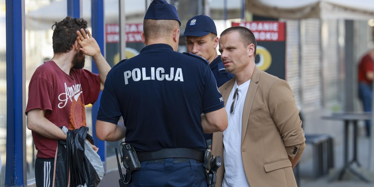 Marcin Hakiel podczas interwencji policji po ataku na niego.