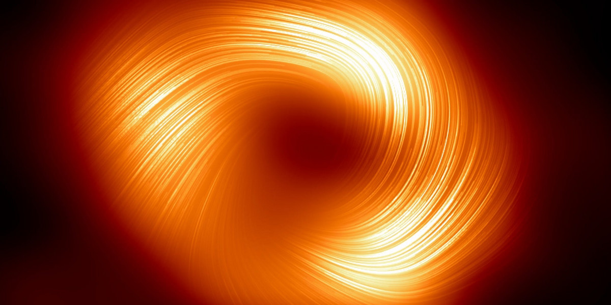 Spolaryzowany widok Sagittarius A* z Teleskopu Horyzontu Zdarzeń. Linie wyznaczają orientację polaryzacji związaną z polem magnetycznym wokół cienia czarnej dziury.
