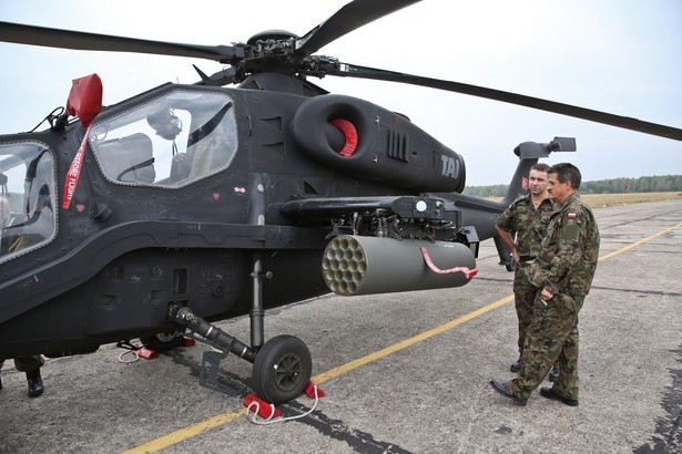 Turecki koncern Turkish Aerospace Industries zaprezentował śmigłowiec szturmowy T129 ATAK. Piątkowa prezentacja jest kolejnym etapem kampanii promocyjnej tureckiej maszyny. (ukit) PAP/Rafał Guz