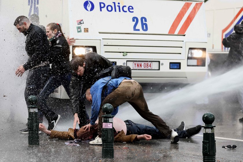 W dobie pandemii zorganizowali imprezę w parkę. Było groźnie. Policja użyła armatek wodnych