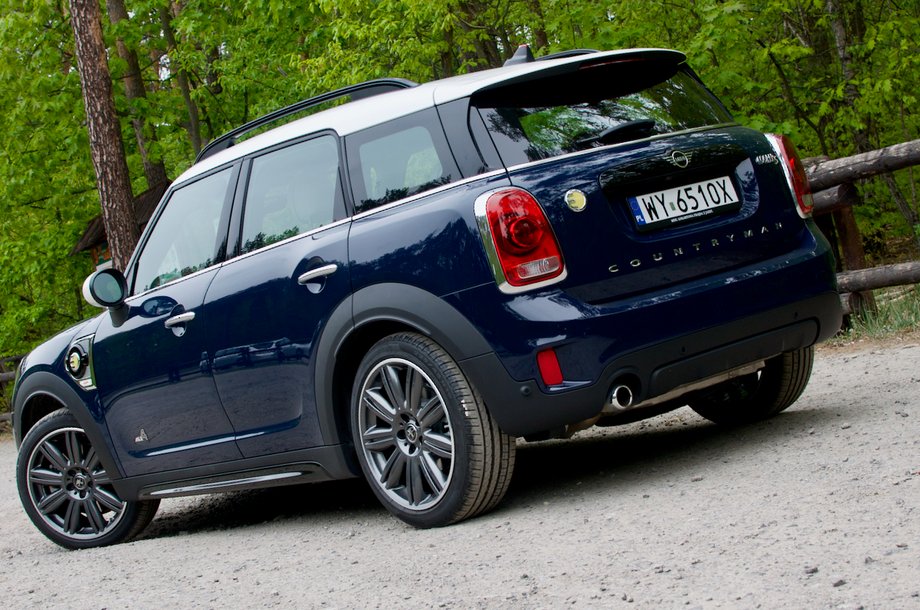 Mini Countryman S E All4 Hybrid ma masywną, dość kanciastą sylwetkę