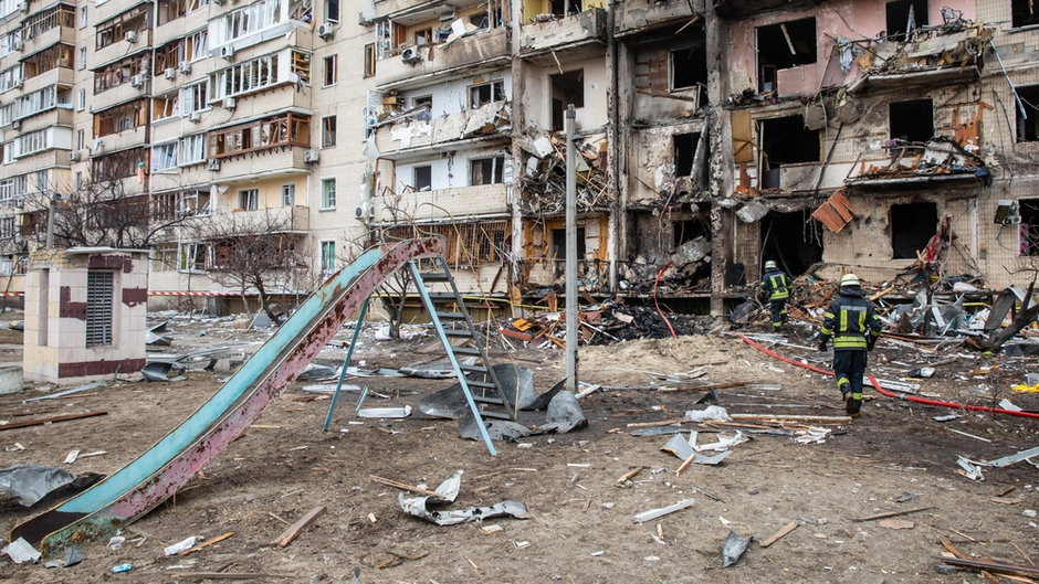 Budynek mieszkalny uszkodzony przez rosyjski ostrzał w stolicy Ukrainy, w Kijowie