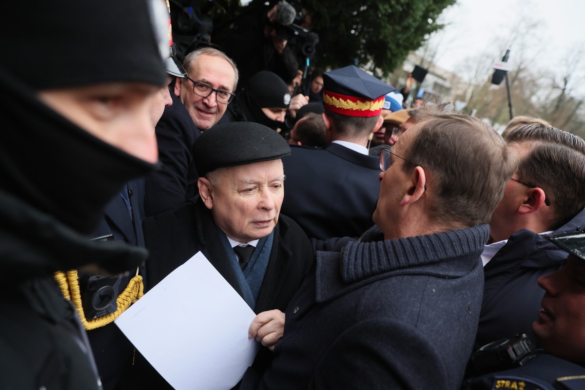 Poseł PiS Jarosław Kaczyński przed Sejmem w Warszawie (7 lutego 2024 r.)
