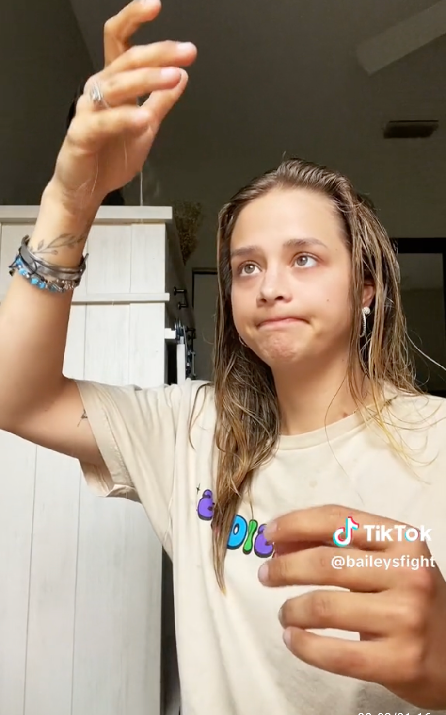 Mladá zdravotná sestra zdieľa svoj hrozivý príbeh na TikToku.